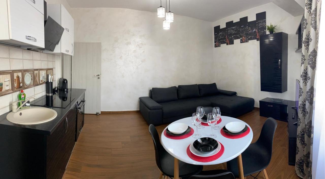 Twin Residence Five Mamaia Exteriör bild
