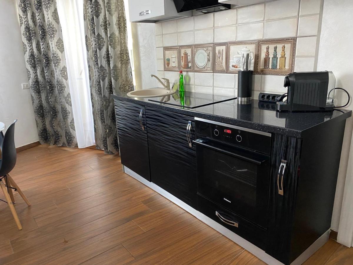 Twin Residence Five Mamaia Exteriör bild